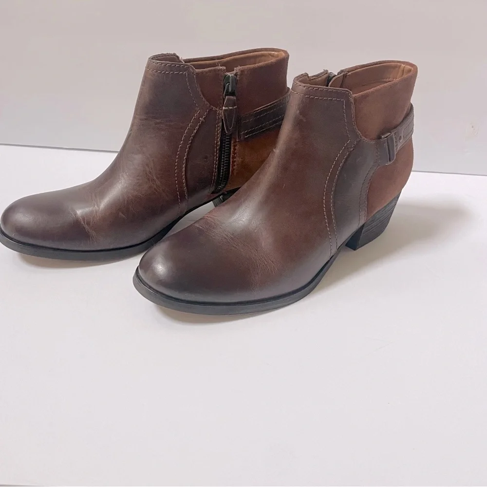 Clarks Maypearl Lilac Dark Tan Cushion Footbed Booties Sz 8.5